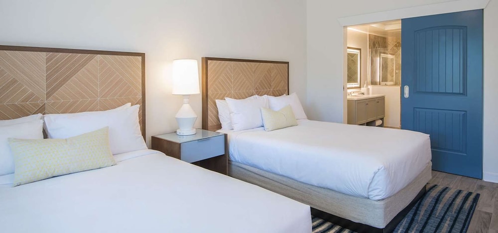 Resort, 2 Queen Beds, Sofa
