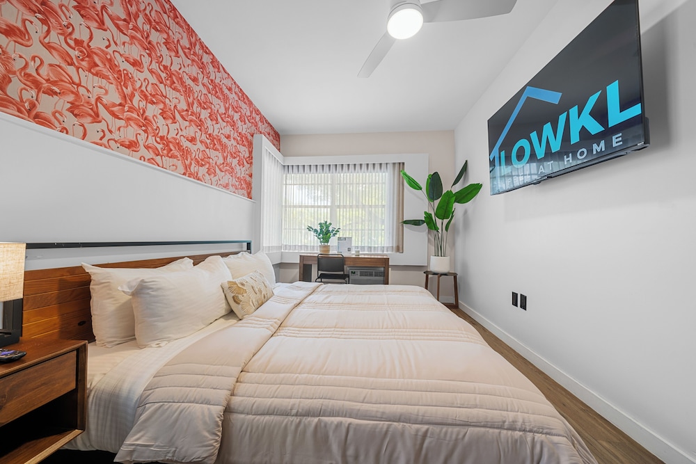 SUPERIOR, KING BED, KITCHENETTE