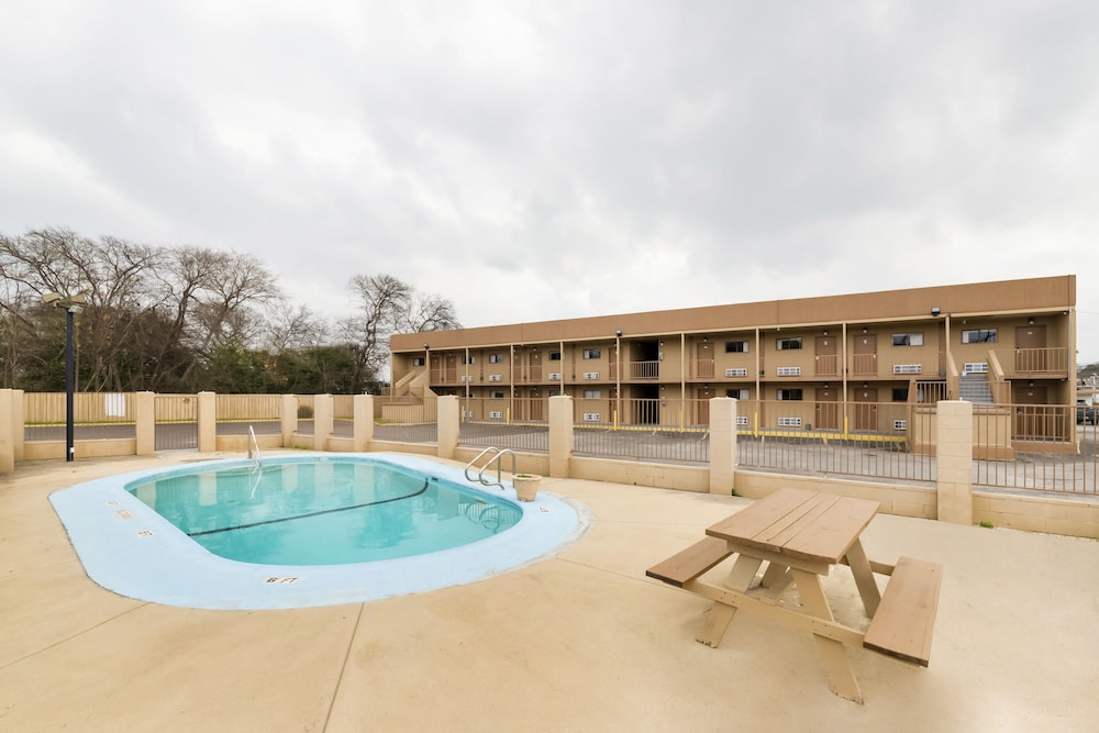 Oyo Hotel San Antonio Lackland AFB/Seaworld Hwy 90 W 47/52