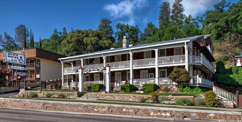 Gunn House Hotel 2/62