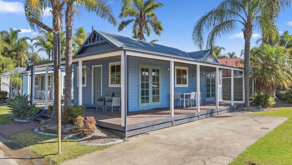 Coachhouse Marina Resort 4/50