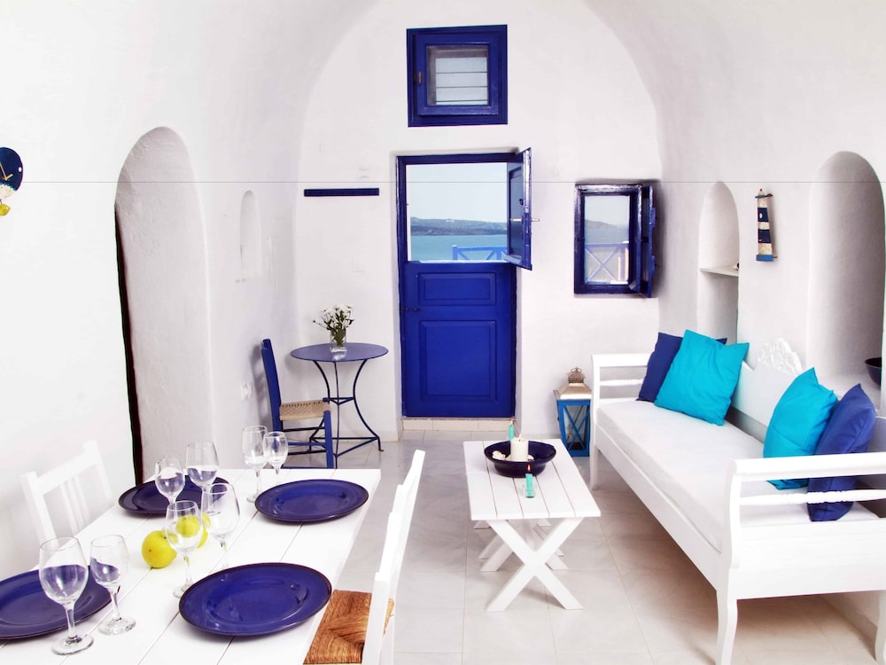 Blu Blanco Cave House 24/47
