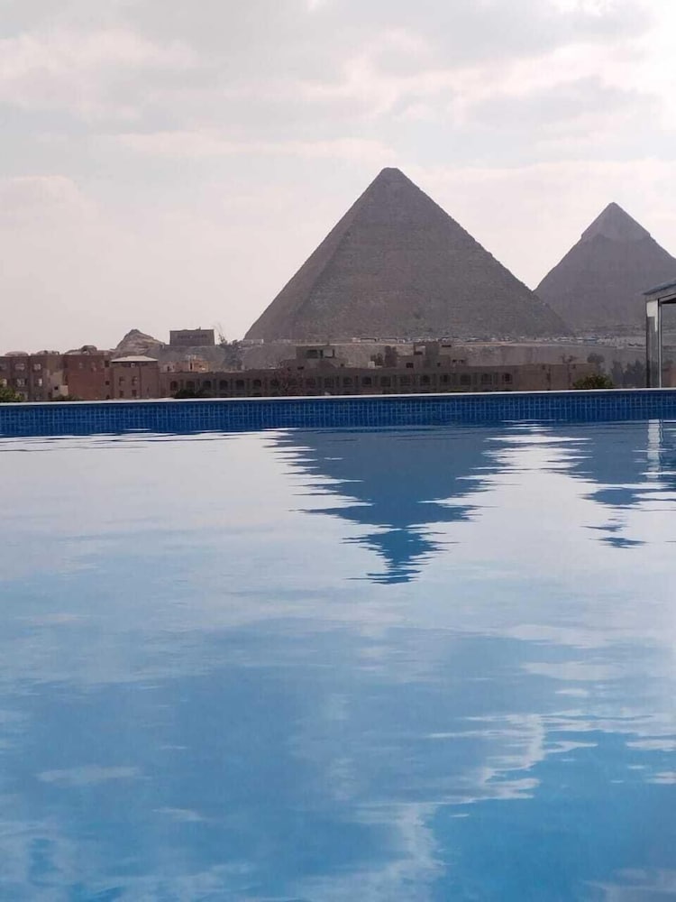 Pyramid Front Hotel 56/66