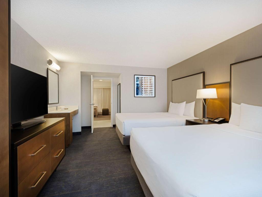 2 ROOMS, SUITE, 2 DOUBLE BEDS, CORNER