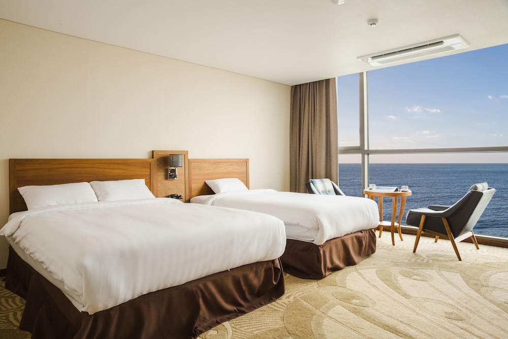 Ocean, 1 Double and 1 Single Bed