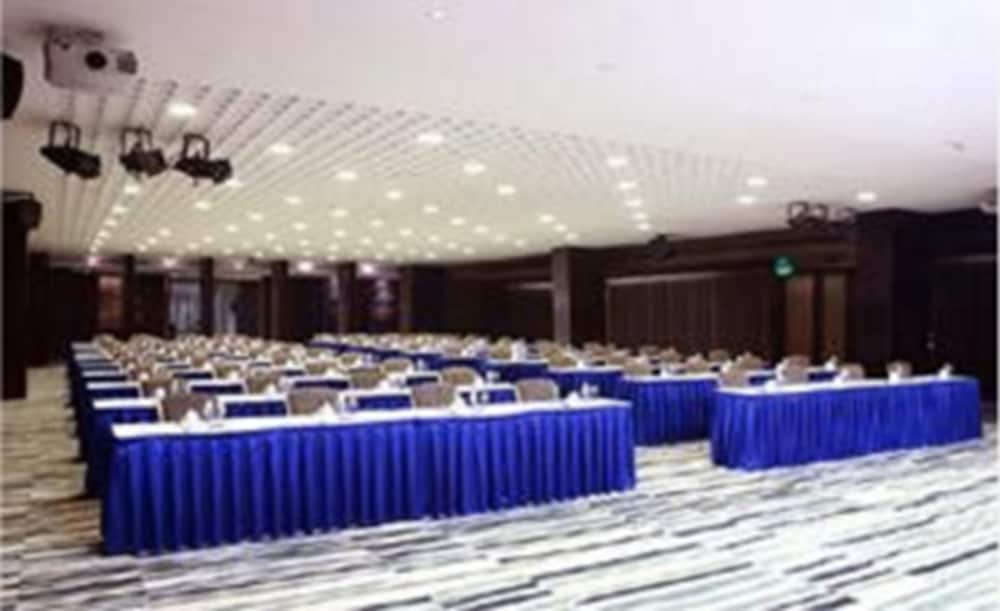 Baiyun Lakeside Hotel 50/50