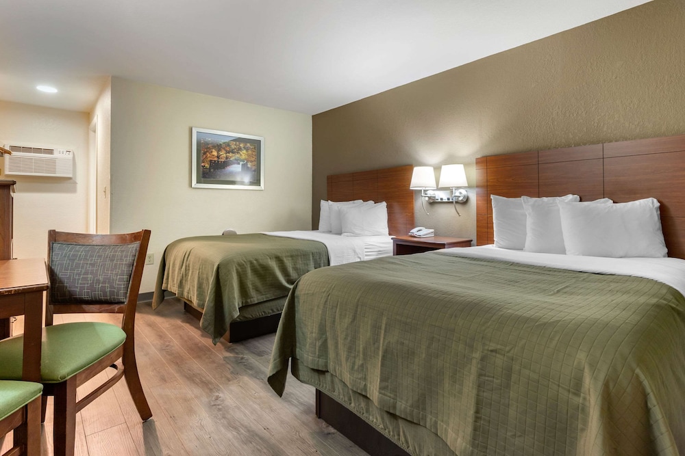 Econo Lodge Cherokee, NC 15/27