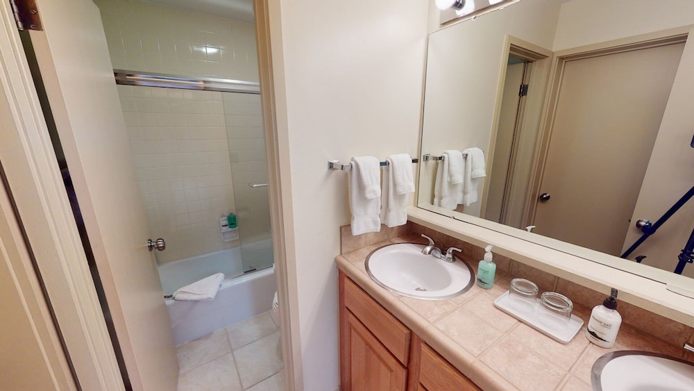 Condominium, Gold, Studio, Queen Bed