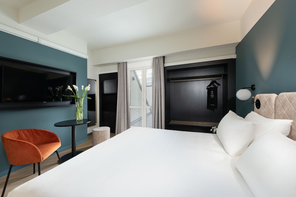 EXECUTIVE, DOUBLE OR TWIN BED