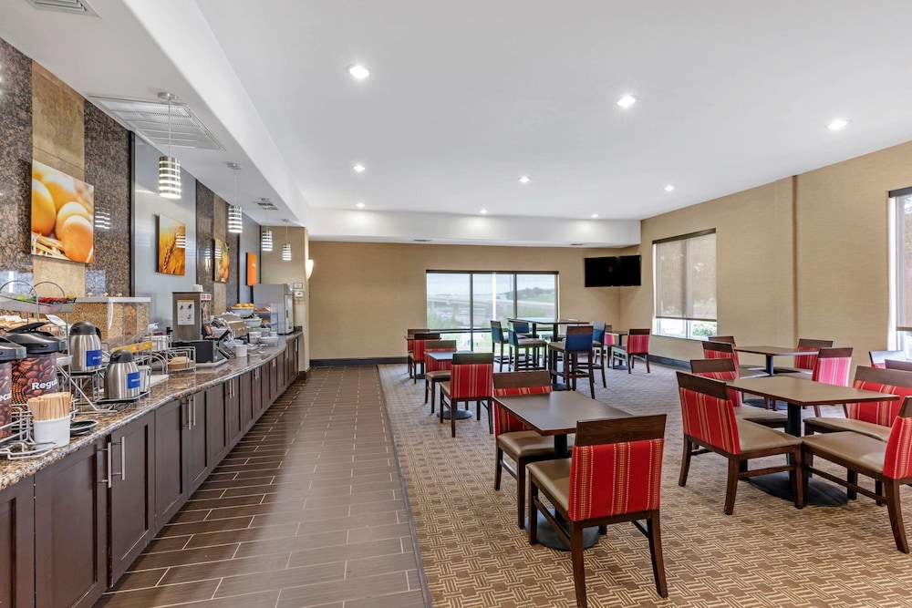 Comfort Suites West Dallas Cockrell Hill 28/35