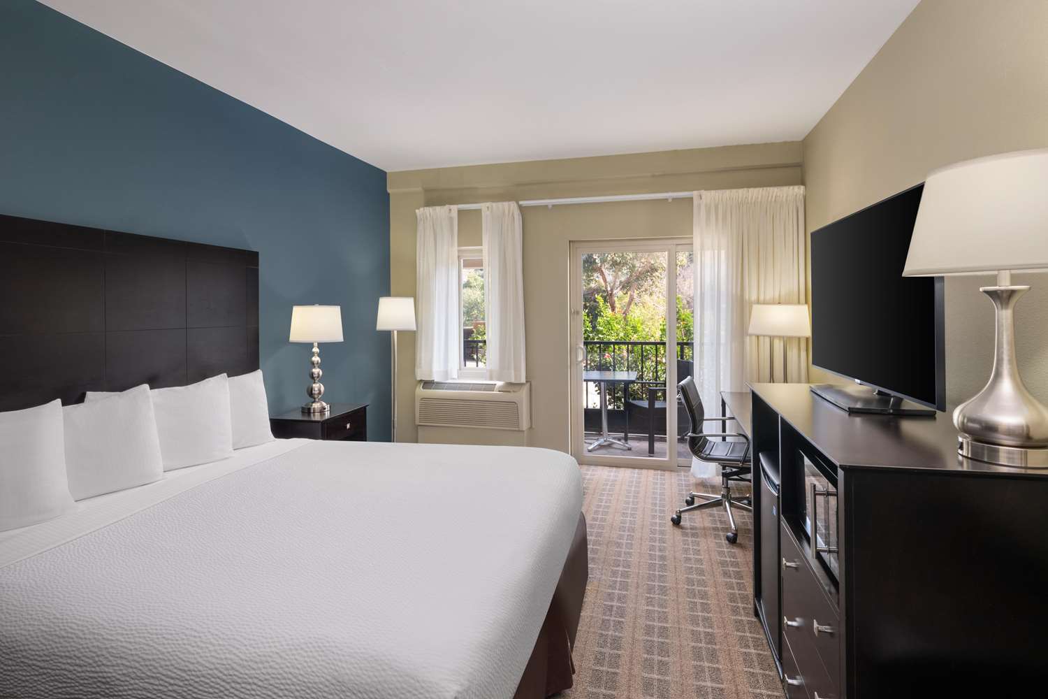 غرفة بسرير كينج