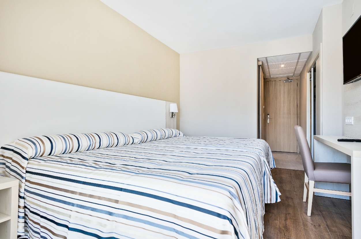 Room, Queen Bed, Pool View