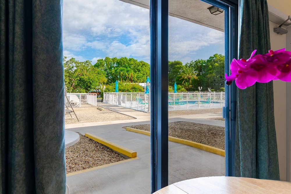 Rock Reef Resort 62/77