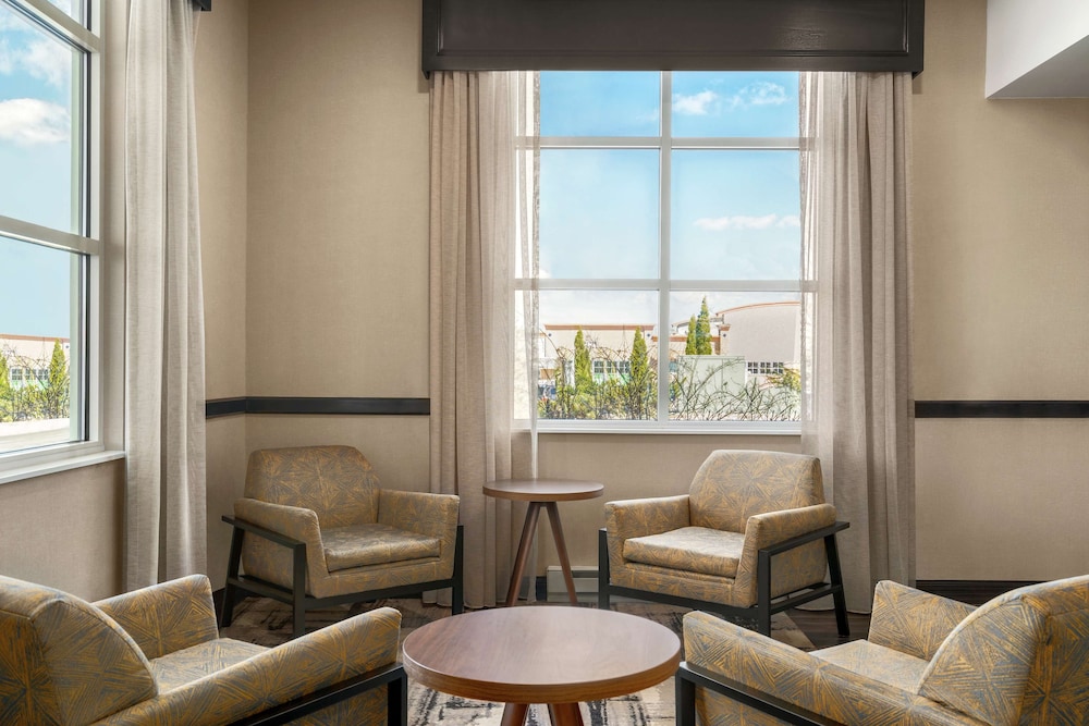 Hampton Inn Suites Exeter 37/52