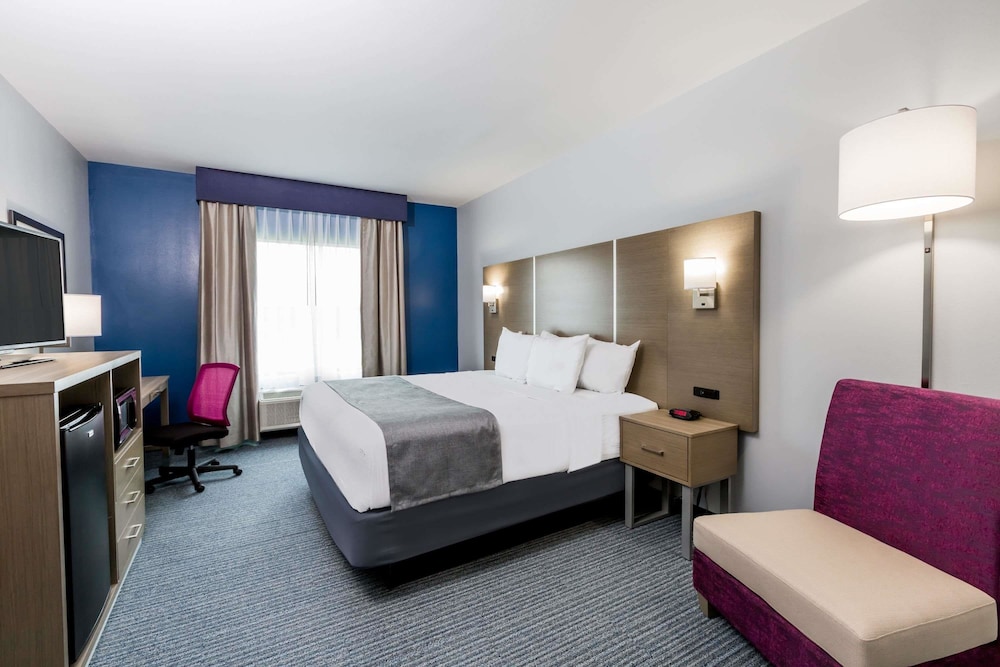 Days Inn & Suites by Wyndham Houston NW Cypress 10/26