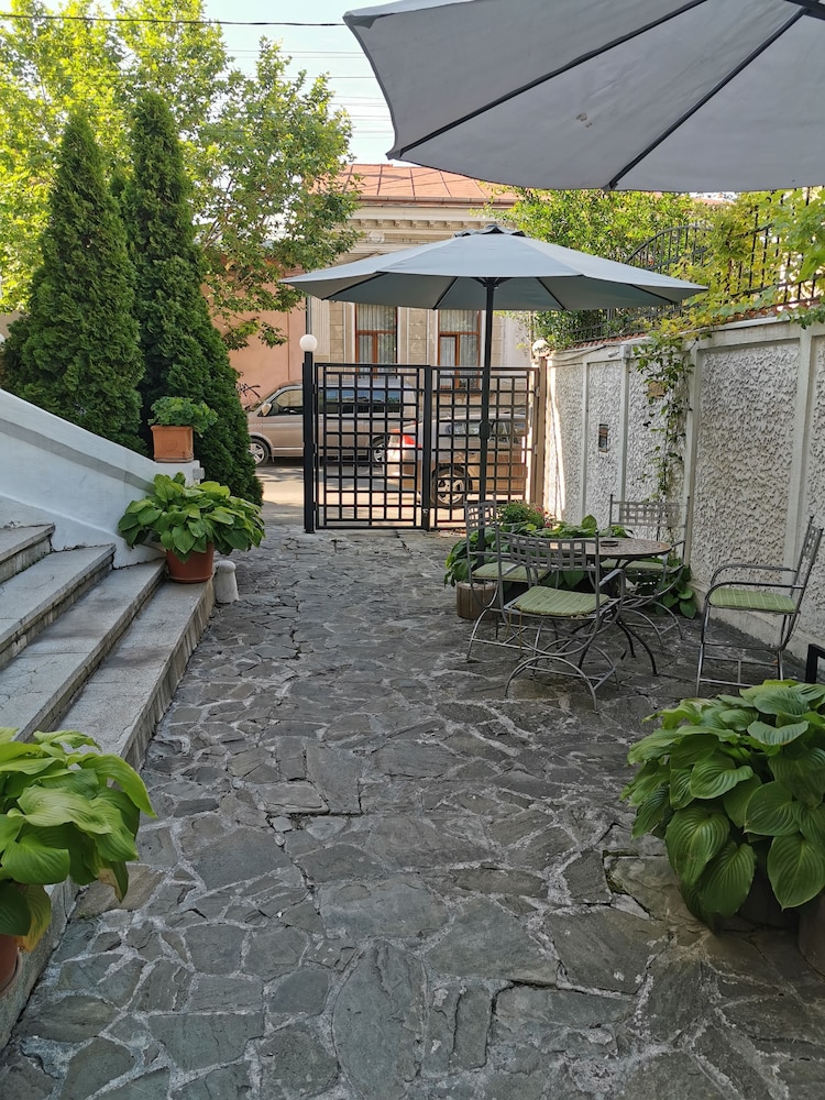 PRINCE RESIDENCE(FORMERLY VESUVIO PRICE RESIDENCE APARTHOTEL) 72/75