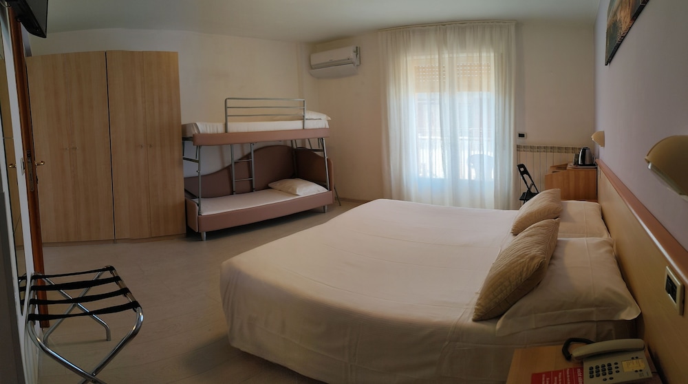 ROOM, QUADRUPLE, BALCONY