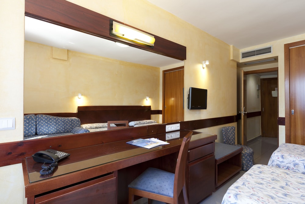 Marina Hotel 25/34