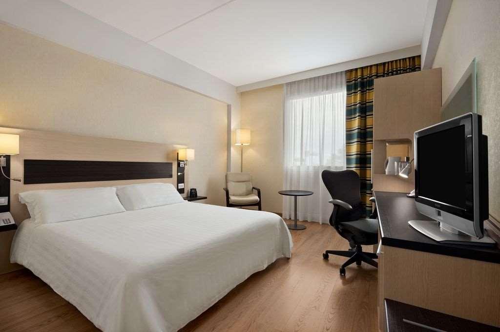 GUEST ROOM, KING BED