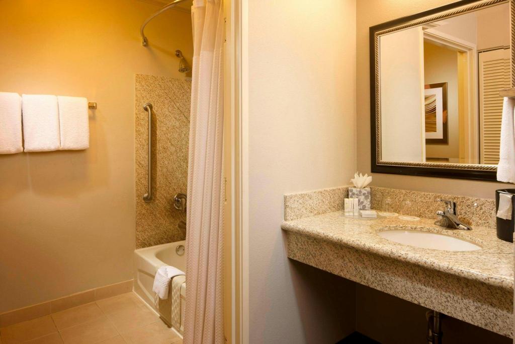 جناح بسرير كينج بغرفة نوم واحدة مع أريكة بمنطقة جلوس، Courtyard Brownsville 2/2
