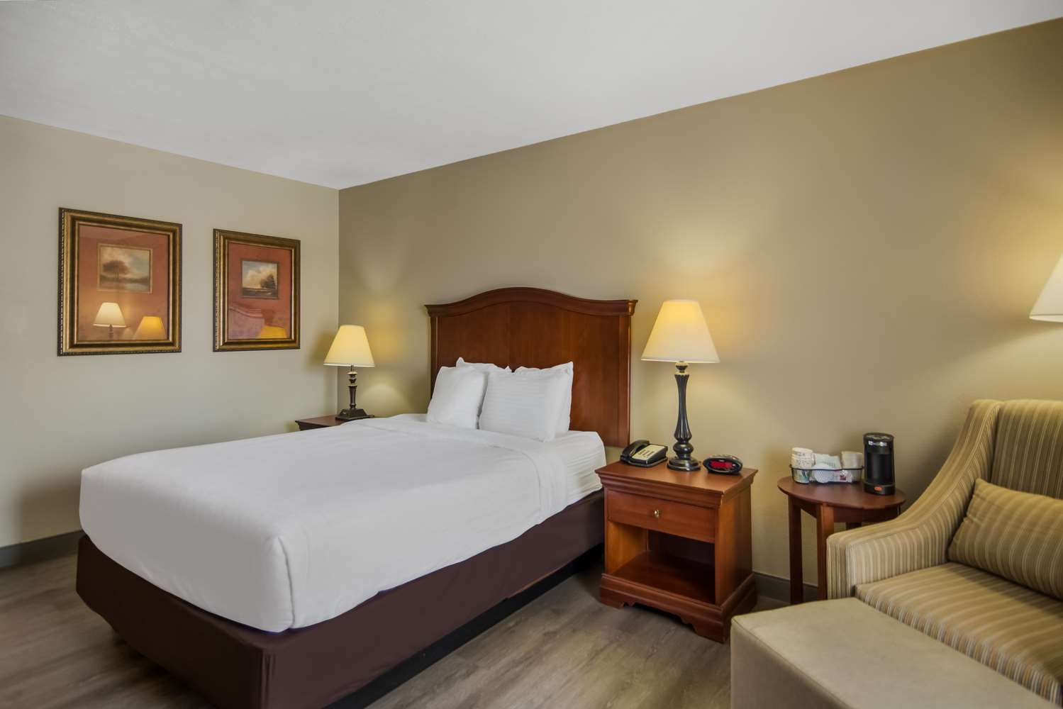 1 Queen Bed Non-Smoking, Micfridge