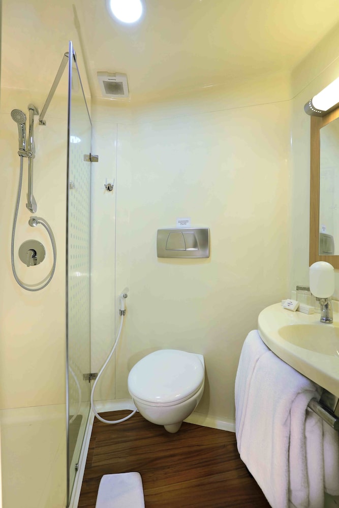 غرفة ديلوكس عائلية بسرير مزدوج، Cordela Hotel Cirebon 2/2