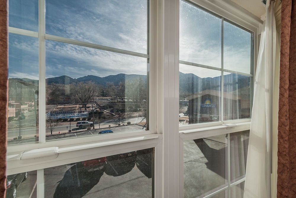 Days Inn By Wyndham Manitou Springs 19/42