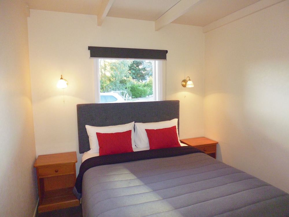 2 Bedrooms, Downstairs, Apartment, 1 Queen and 3 Single Beds
