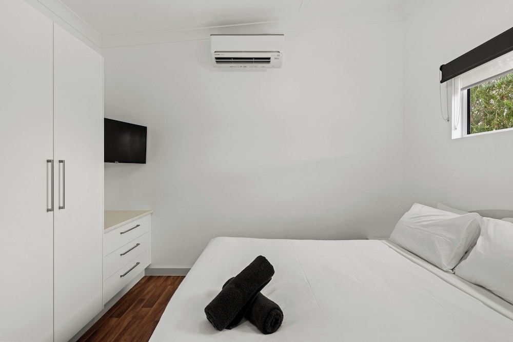 Economy, Queen Bed, No Bathroom