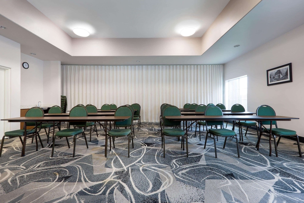 La Quinta Inn & Suites by Wyndham Alvin 46/55