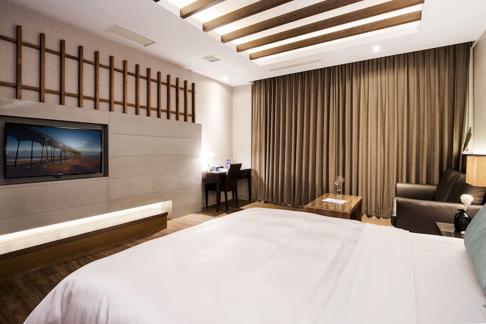 ROOM, DOUBLE BED