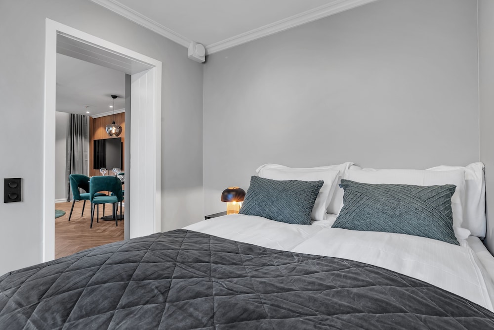 Enter St Elisabeth Suites 8/50