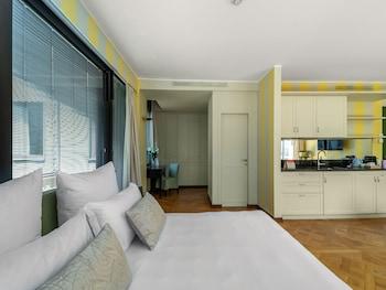 Studio, Balcony, Kitchen, Xl