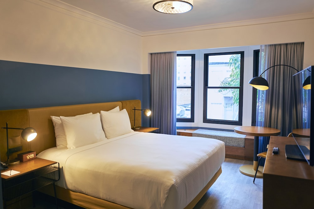 EXECUTIVE, KING BED, ACCESSIBLE