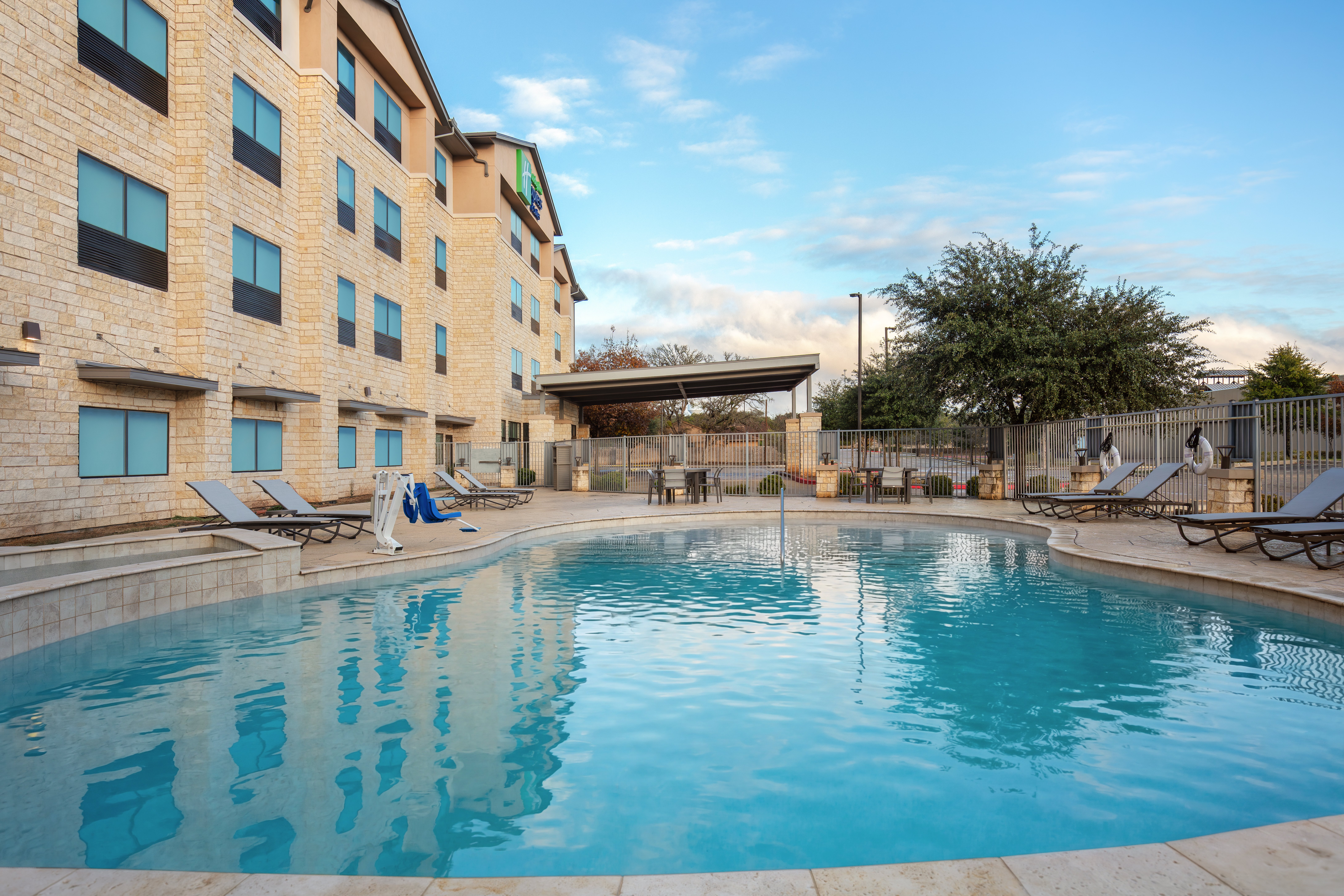 Holiday Inn Express & Suites Dripping Springs - Austin Area 6/50