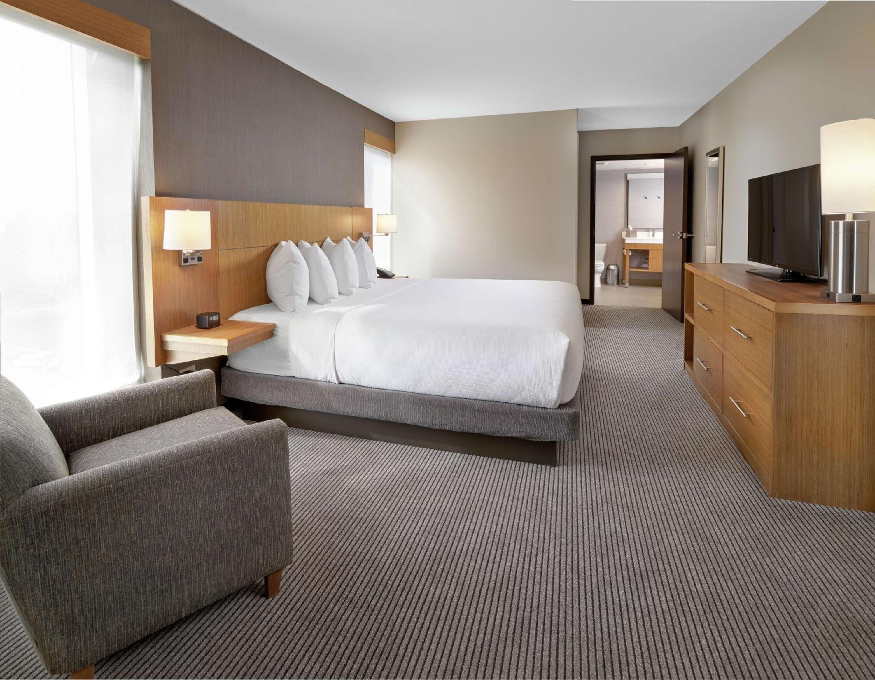 SUITE, KING BED, RIVER VIEW, KITCHENETTE