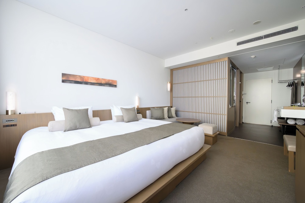 SUPERIOR, DOUBLE BED, LOUNGE ACCESS
