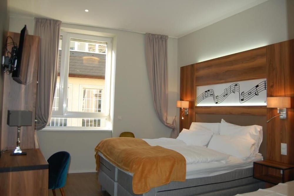 ROOM, 1 DOUBLE AND 1 SINGLE BED