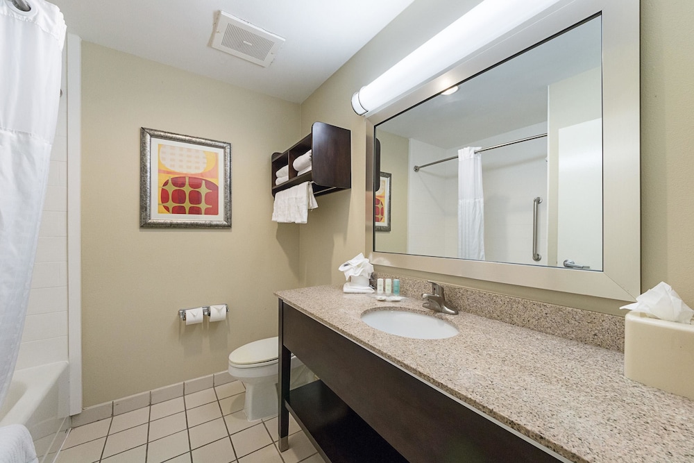 Comfort Suites Beachside 20/44