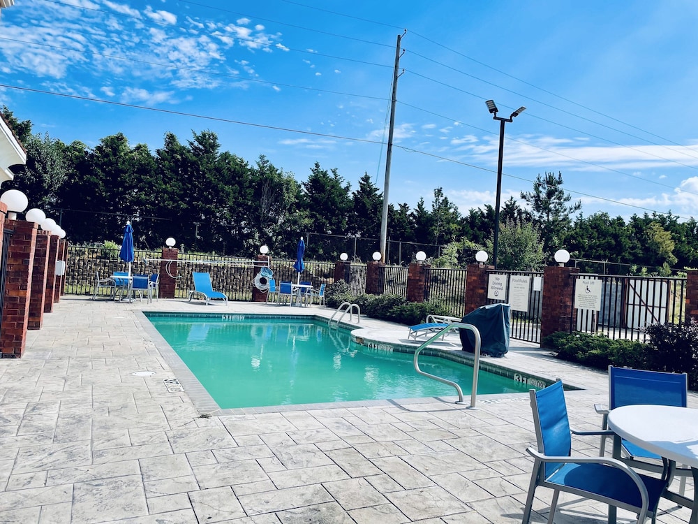 Holiday Inn Express Mccomb 7/53