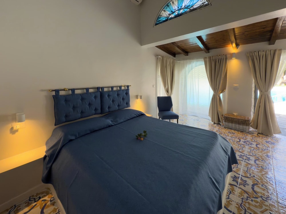 Room, Double Bed, Pool View, La Villa 2/10