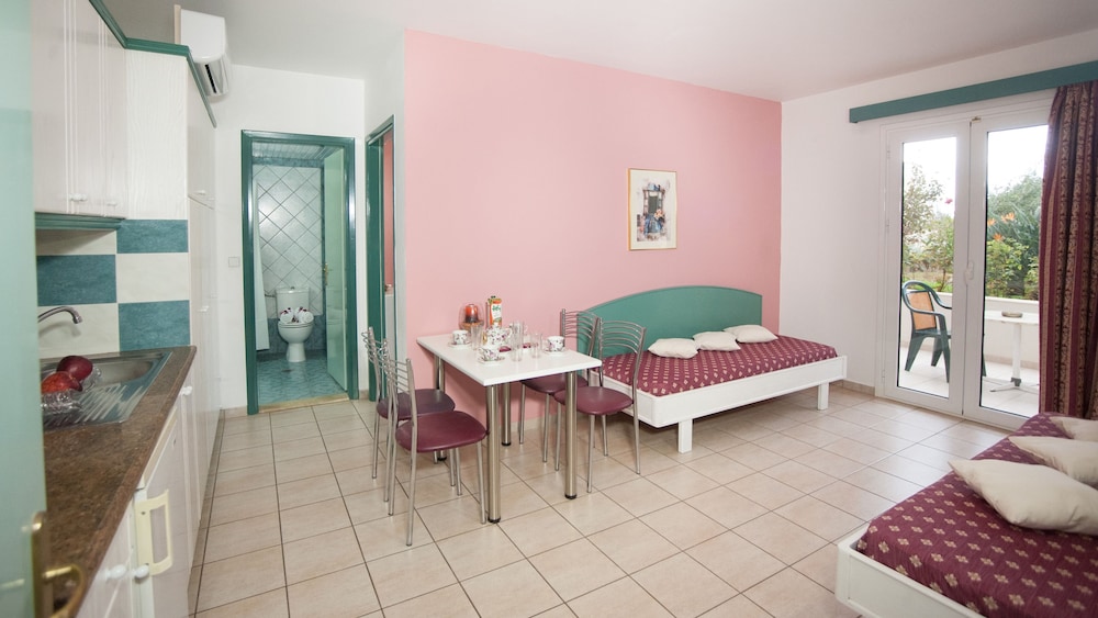 THEONI APARTMENTS 26/63