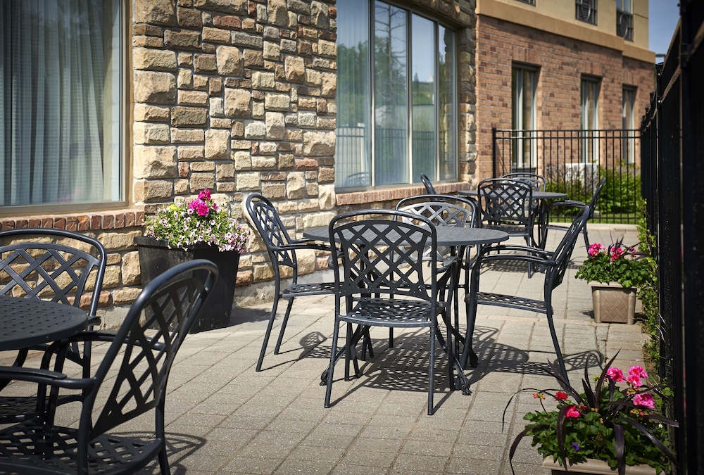 Holiday Inn Express Suites 45/66