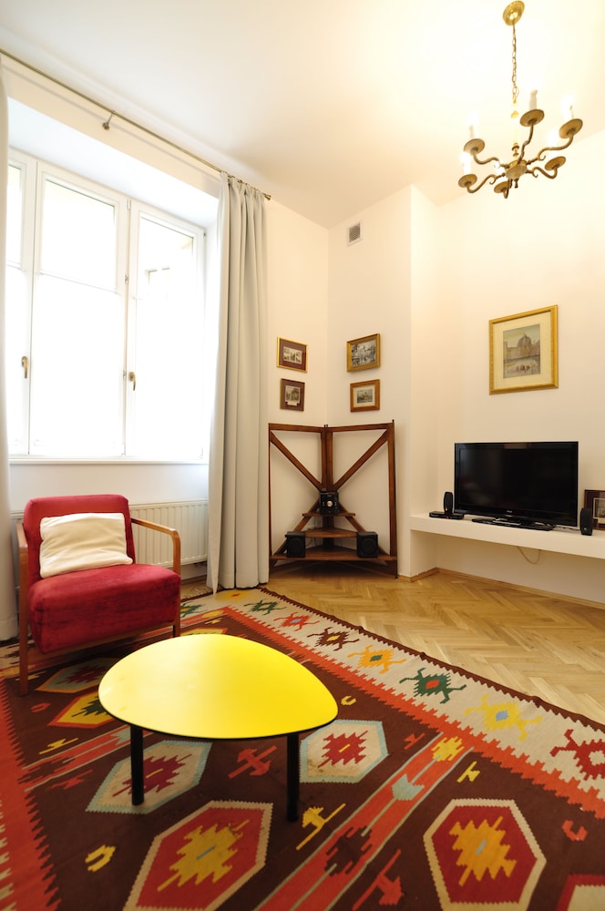 CRYSTAL SUITES OLD TOWN 55/68