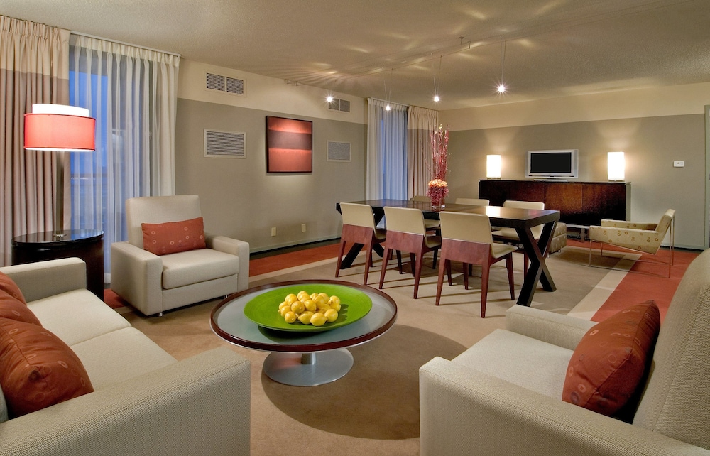 Crowne Plaza Chicago West Loop 39/55