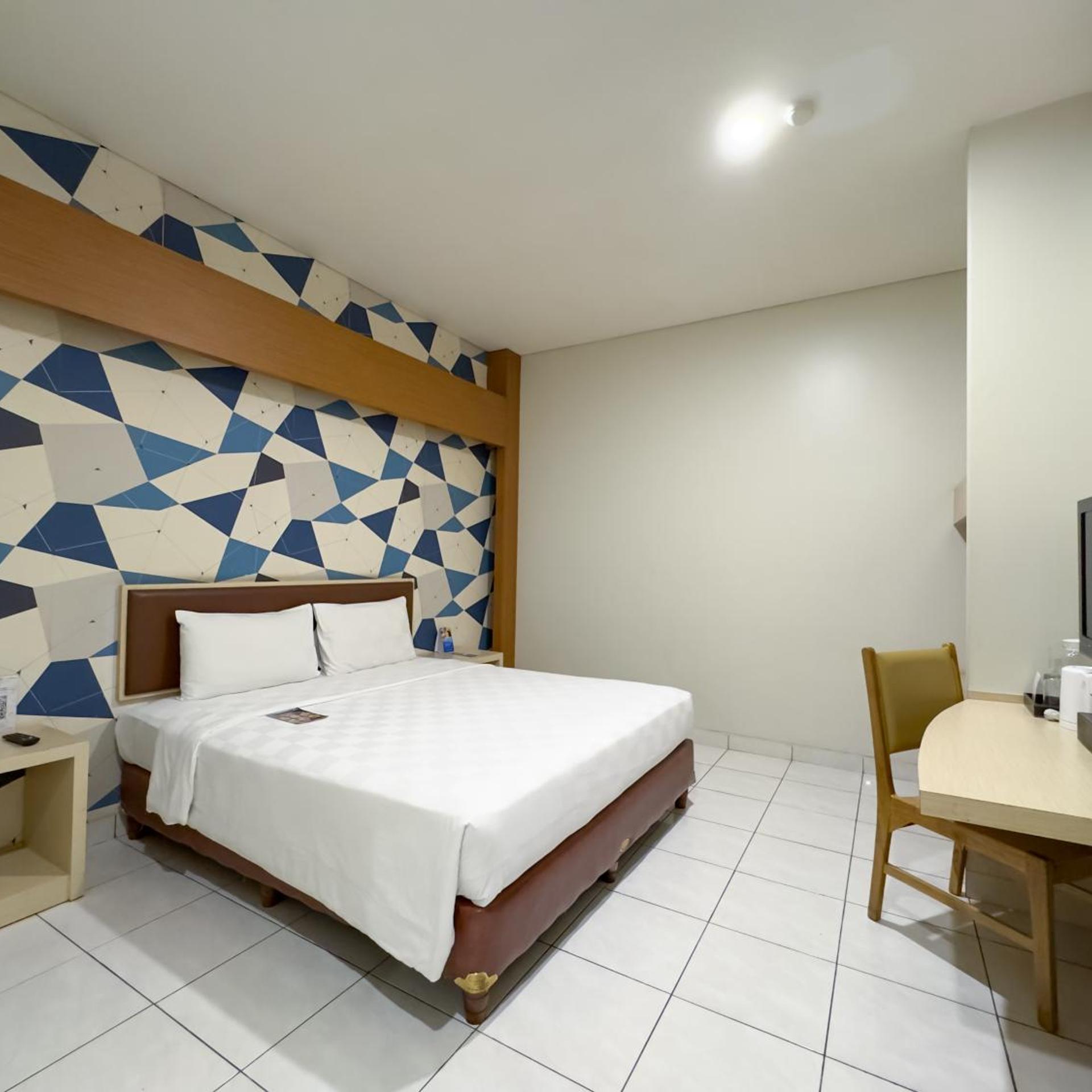 Superior, King Bed, Hotel 88 Jakarta - Mangga Besar VIII 3/6