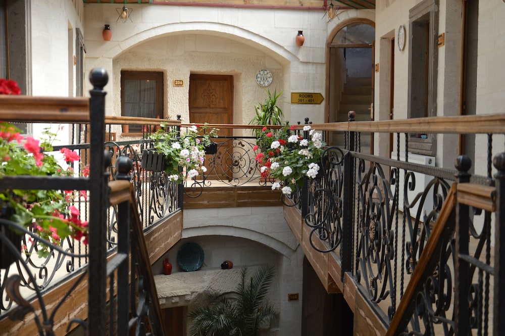 Grand Elite Cave Suites 9/50