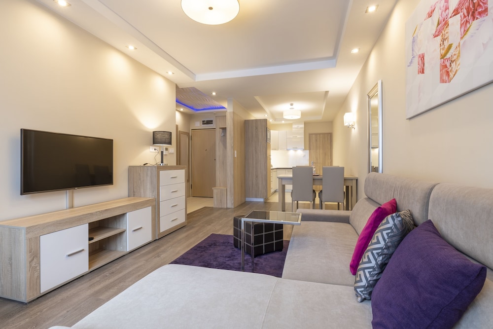 Silver Crown Hotel & Residence 25/50