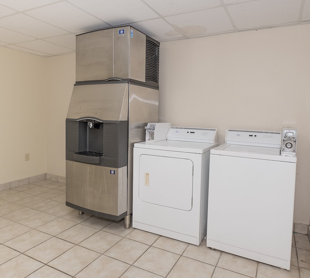 Red Roof Inn and Suites Cleveland - Elyria 38/64