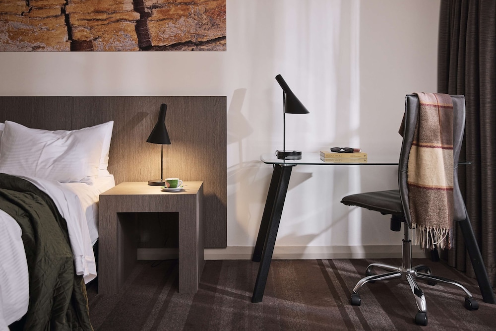 RYDGES WORLD SQUARE 23/66